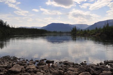 Nehir Muksun, Putorana Yaylası. Yaz su manzara modunda Taimyr, Sibirya, Rusya Federasyonu.