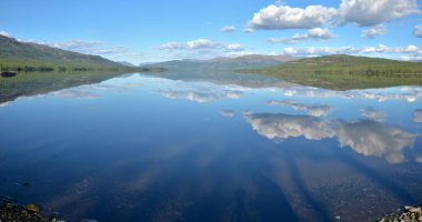 Putorana Plato üzerinde Gölü Panoraması. Kuzey Sibirya'da yaz su manzara.