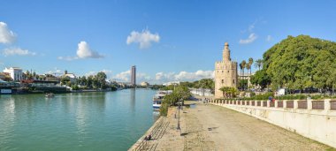 Seville, Golden Tower ve dolgu Nehri Panoraması. Torre del Oro Endülüs İspanya başkentinin sembolleri biridir.