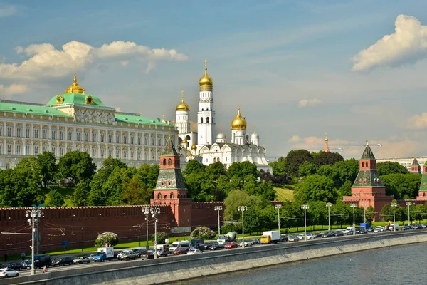 Moskova Kremlin ve Moskova Nehri. Cityscape, yaz aylarında Rusya'nın başkenti.