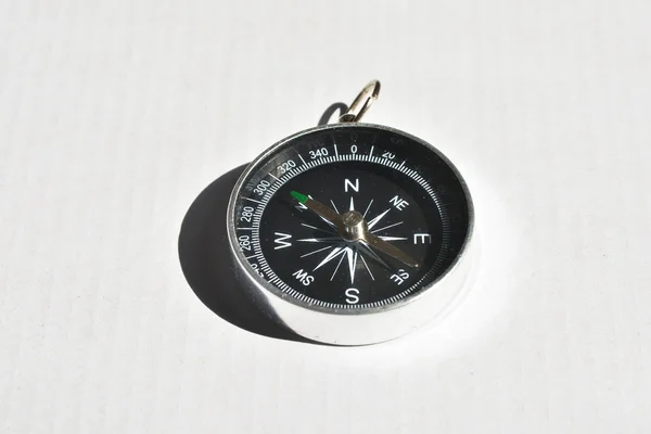 指南针在白色背景上 设计用于设计方向的导航工具 — 图库照片