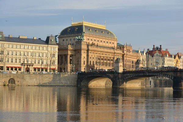 Prag Ulusal Tiyatrosu. Çek Cumhuriyeti'nin başkenti Vltava dolgu.