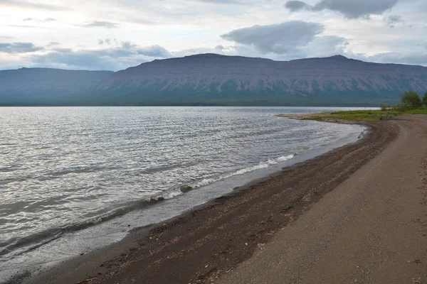 Písečné Pobřeží Jezera Náhorní Plošiny Putorana Zataženo Krajina Hluboké Jezero — Stock fotografie