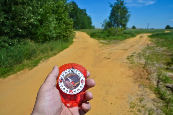 Hand Houdt Het Kompas Oriëntatie Het Terrein Tijdens Een Wandeling — Stockfoto