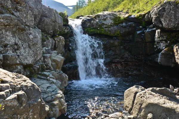 Vattenfall Putorana Platån Sommaren Bergslandskap Inredda Ett Vattenfall — Stockfoto