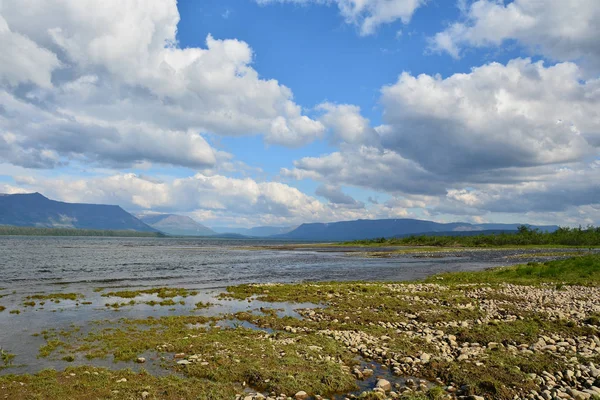 Cielo Nublado Sobre Lago Meseta Putorana Paisaje Con Nubes Cúmulos — Foto de Stock