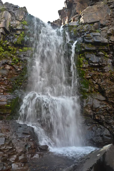 Vattenfall Putorana Platån Sommaren Bergslandskap Inredda Ett Vattenfall — Stockfoto