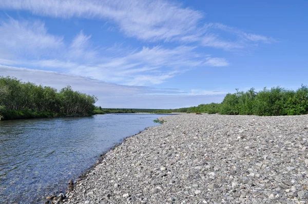 ポーラー ウラル山脈の夏川の風景です 小石の多い海岸野生の北の川 — ストック写真