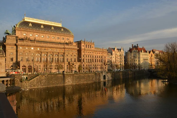 Prag Ulusal Tiyatrosu Çek Cumhuriyeti Nin Başkenti Vltava Dolgu — Stok fotoğraf