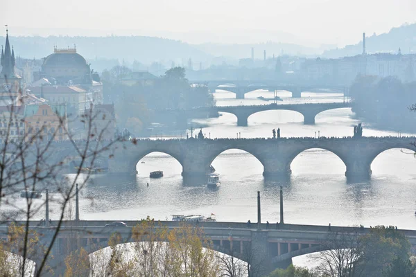 プラハは ヴルタヴァ川の橋 チェコ共和国の首都の都市景観 — ストック写真