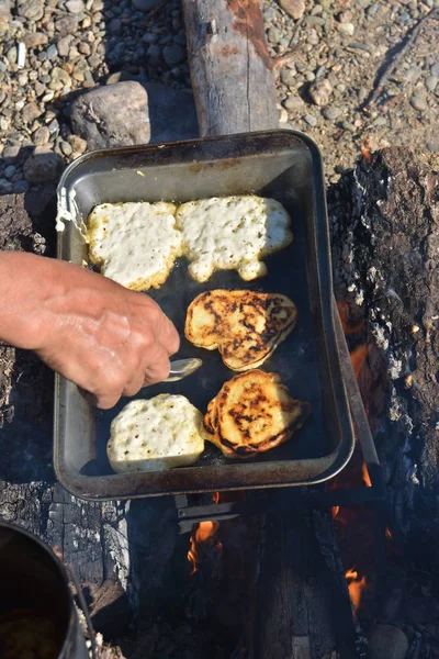 烤盘上的脆脆油条 在营地里烤烤烤烤饼 — 图库照片