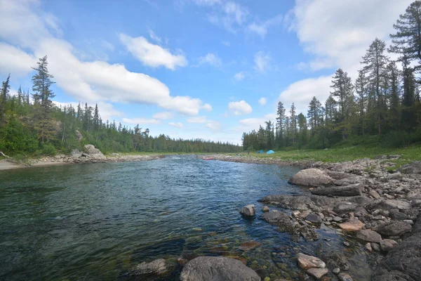 Kharamatlou Nehri kutup Urallarda. Kuzey su manzara.