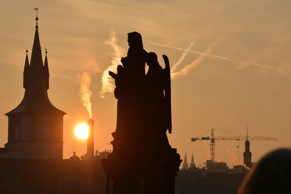 プラハのカレル橋の夜明け チェコの首都での朝 — ストック写真