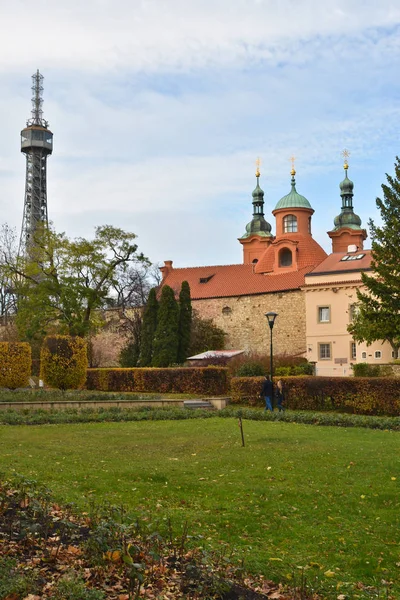 Kościół Wawrzyńca Wzgórzu Petrin Pradze Widok Jesień Czeskiej Stolicy — Zdjęcie stockowe