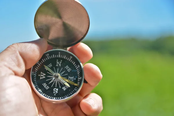 Ręką Trzyma Kompas Orientacja Terenie Podczas Spacerów — Zdjęcie stockowe