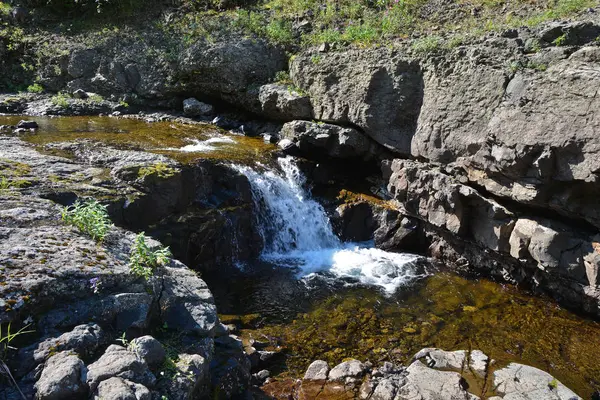 Cachoeira Planalto Putorana Verão Paisagem Montanhosa Decorada Por Uma Cachoeira — Fotografia de Stock