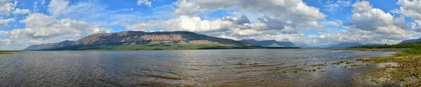 プトラナ高原の湖のパノラマ シベリア北部の夏の水の風景 — ストック写真