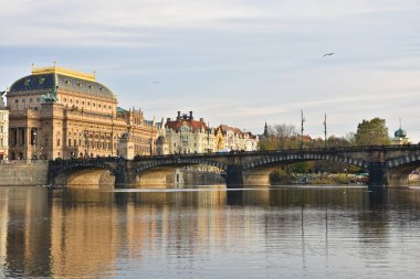 Ulusal Tiyatro ve Prag Legia Köprüsü. Çek Cumhuriyeti'nin başkenti Vltava dolgu.