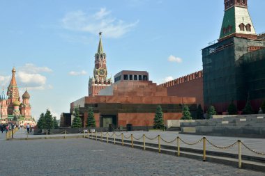 Lenin'in Mozolesi ve işçinin Kremlin kule. Yaz kırmızı kare Moskova.