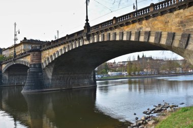 Sonbahar, Prag Legia Köprüsü. Çek Cumhuriyeti başkenti şehir manzarası.