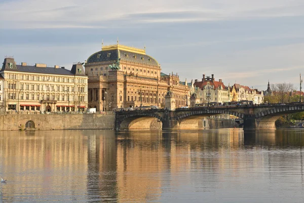 国立劇場 プラハのレギアの橋 チェコ共和国の首都でヴルタヴァ川堤防 — ストック写真