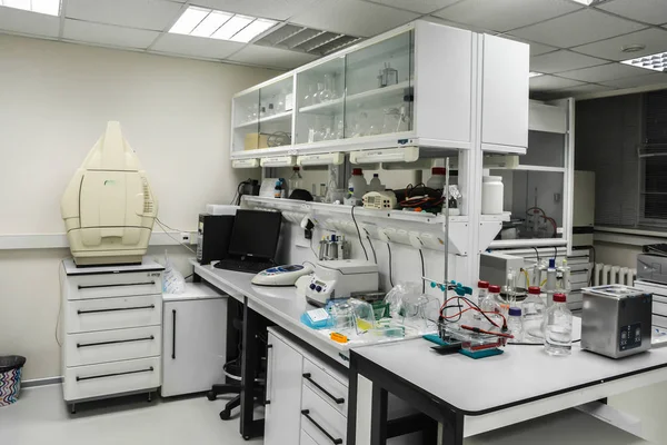 Modern biyoloji laboratuvarı. Odanın iç bilimsel araştırma için bulunuyor.