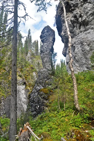 岩石峡谷中的地质纪念碑 北乌拉尔国家公园 Yugid 弗吉尼亚州 — 图库照片