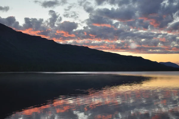 Gryningen Sjö Putorana Platån Landskapet Fjällsjö Tidigt Morgonen — Stockfoto