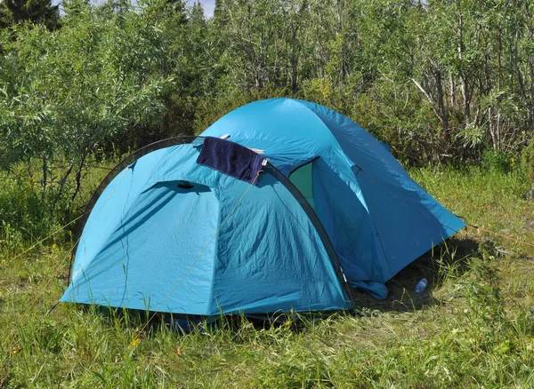 Camping Tente Tente Turquoise Dresse Sur Une Clairière Herbeuse — Photo
