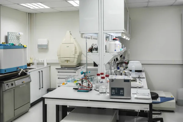 Interieur Van Een Moderne Chemische Laboratorium Apparatuur Ruimte Voor Wetenschappelijk — Stockfoto