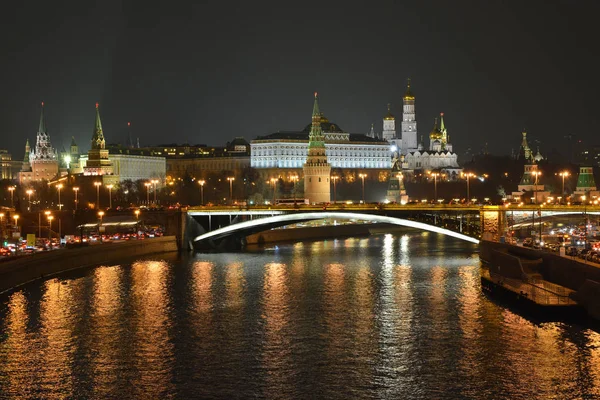 Moskevského Kremlu Noci Pohled Kreml Nábřeží Tmě — Stock fotografie
