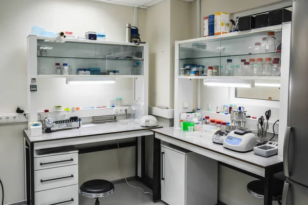 Modern Biyoloji Laboratuvarı Odanın Bilimsel Araştırma Için Bulunuyor — Stok fotoğraf