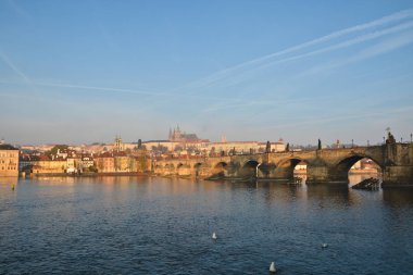 Prag'daki Charles Köprüsü'nde şafak. Çek başkentinde sabah.