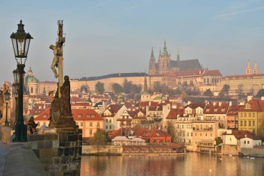 Prag'daki Charles Köprüsü'nde şafak. Çek başkentinde sabah.