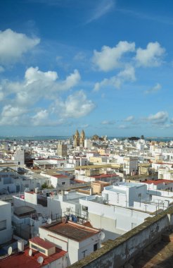 Cadiz çatılardan Tavira gözetleme kulesi manzarası. Cadiz, Endülüs, İspanya şehir Üstten Görünüm.