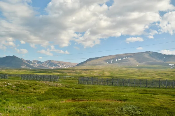 ポーラー ウラル山脈とウラル メインのツンドラ ロシアの夏北の風景 — ストック写真