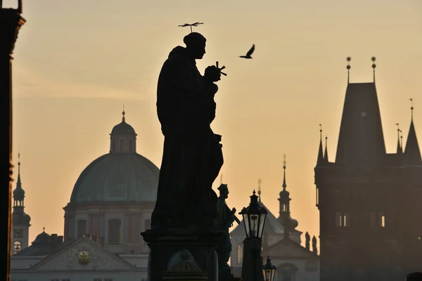 Amanhecer Ponte Charles Praga Manhã Capital Checa — Fotografia de Stock