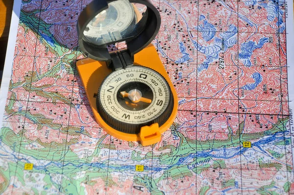 Kompas Případě Černé Oranžové Terénu Otevřený Kryt Zrcadlo Nachází Topografické — Stock fotografie