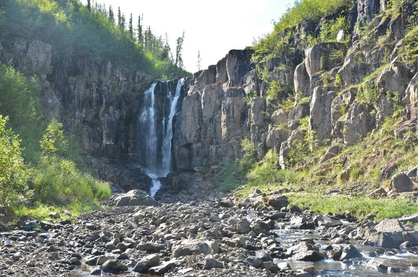 Vattenfall Klipporna Landskap Med Ett Vattenfall Mountain Klyfta Putorana Platån — Stockfoto