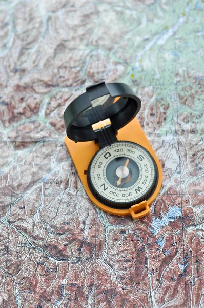 Kompas Mapie Kompas Magnetyczny Rozwiniętej Formie Położony Jest Mapie Topograficznej — Zdjęcie stockowe