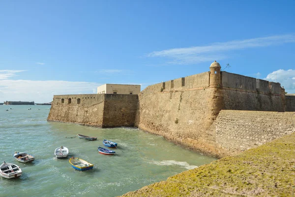 Santa Catalina Cadiz'ın Kalesi (Castillo de Santa Catalina). Güney-Batı İspanya'da, Andalusia bina sur.