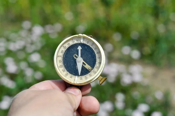 Compass His Hand Magnetic Compass Hand Green Meadows — Stock Photo, Image
