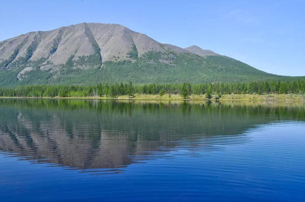 göl ve dağların yansımaları toplayan. Rusya, Yakutya, oymyakon yaylaları, suntar-khayata, nehir suntar bir sırt.