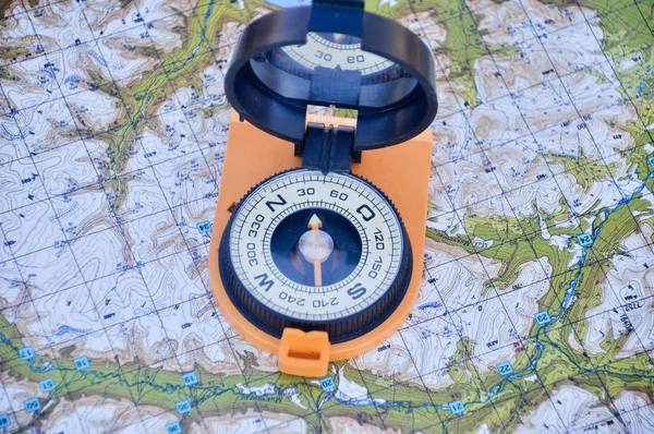 Kompass Der Schwarzen Hülle Auf Orangefarbenem Grund Geöffnet Die Spiegelabdeckung — Stockfoto