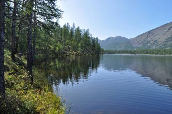 Scenery Lake Reflections Mountains Russia Yakutia Oymyakon Highlands Ridge Suntar — Stock Photo, Image