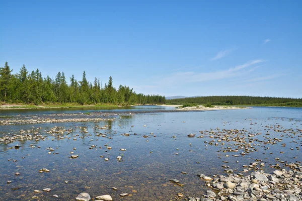 极地乌拉尔河 在俄罗斯北部的夏天水景观 — 图库照片