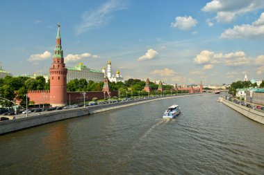 Moskova Nehri ve Moskova Kremlin. Rusya'nın başkenti yaz kentsel peyzaj.