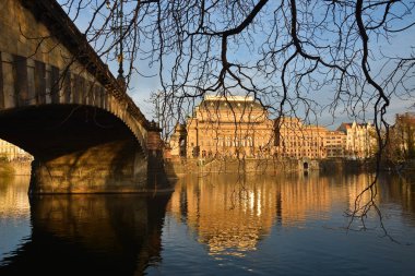 Prag Ulusal Tiyatrosu. Çek Cumhuriyeti'nin başkenti Vltava dolgu.