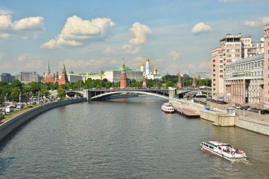 Moskova Nehri ve Moskova Kremlin. Rusya'nın başkenti yaz kentsel peyzaj.