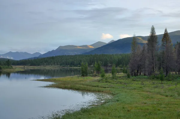Jakucka Krajobraz Obszarze Ojmiakon Góralskiej Grzbiet Suntar Khayata Górskie Jezioro — Zdjęcie stockowe